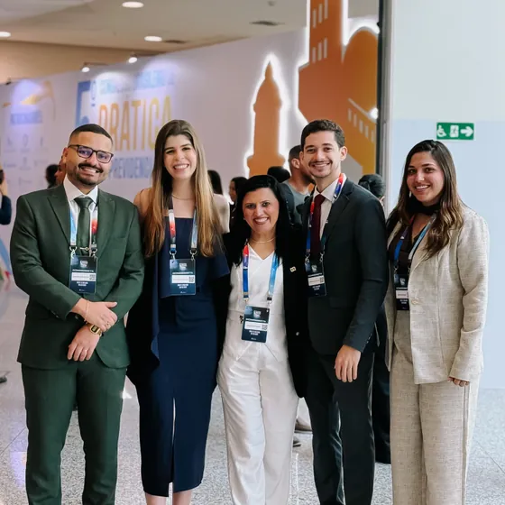Giovanna com colegas advogados no congresso