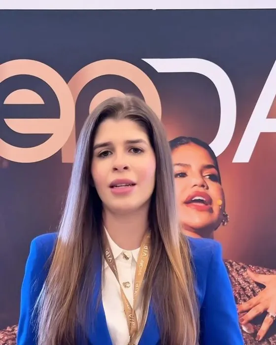 Giovanna de terno azul no GEP Day, evento de gestão previdenciária